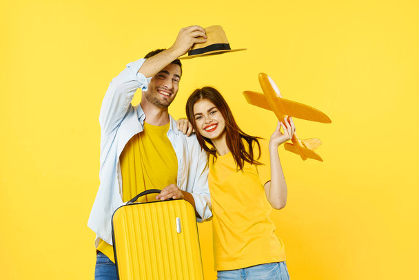 Αγαπημένο ζευγάρι στο αεροδρόμιο με ένα αεροπλάνο παιχνίδι  - Φωτογραφία, εικόνα