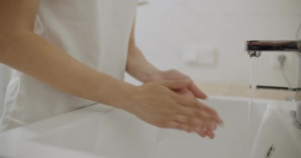 Woman wash her hands - Πλάνα, βίντεο