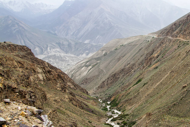 Rio Panj (Amu Darya) ao lado da rodovia Pamir em Wakhan coridor ao lado do rio Panj (Amu Darya). Estrada de seda Marco Polo. Gorno Badakhsan, Tajiquistão, Ásia Central
 - Foto, Imagem
