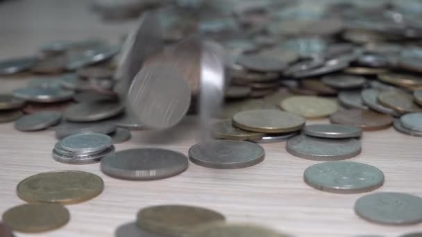 viele verschiedene Münzen aus verschiedenen Ländern fallen auf einen Haufen - Filmmaterial, Video