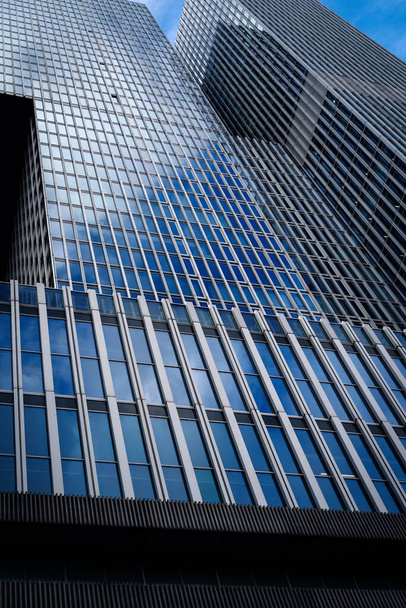 Business background. Skyscraper with blue sky reflections on the glass - Foto, immagini