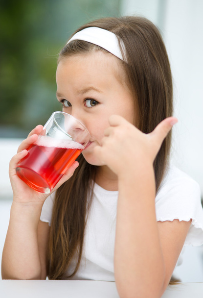 Little girl is drinking cherry juice - Foto, Imagem