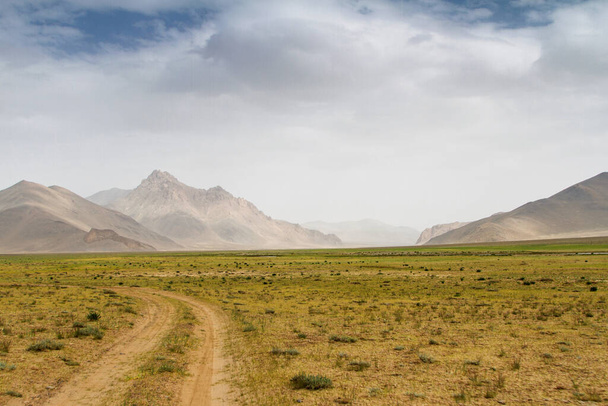Pamir snelweg. Marco Polo zijdeweg. Gorno Badakhsan provincie, Tadzjikistan. Centraal-Azië Pamir Highway loopt van Kirgizië naar Murghab via Wakhan vallei naar Khorog (Afgan grens) en vervolgens naar Dushanbe. - Foto, afbeelding