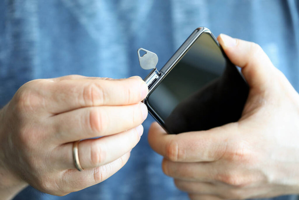 Ember húzza ki SIM kártya slot az új telefon pin - Fotó, kép
