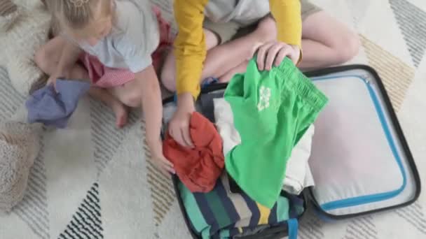 De kinderen pakken hun koffers op vakantie. - Video