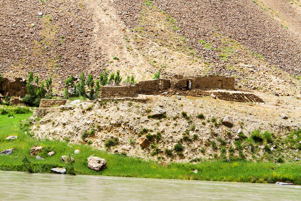Wakhan-coridor. Verdeeld door Panj rivier (Amu Darya) naast Pamir snelweg op Marco Polo zijderoute. Gorno Badakhsan provincie, Tadzjikistan, Centraal-Azië - Foto, afbeelding
