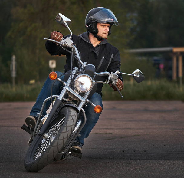 2020年5月25日-ラトビア・リガ。オートバイ愛好家は、道路、フロントビュー、クローズアップに行く. - 写真・画像