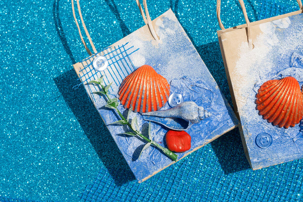 Plaj temalı bir çanta. Deniz kabuğu kolajı. Kullanılan malzemelerle yapılan el işi. - Fotoğraf, Görsel