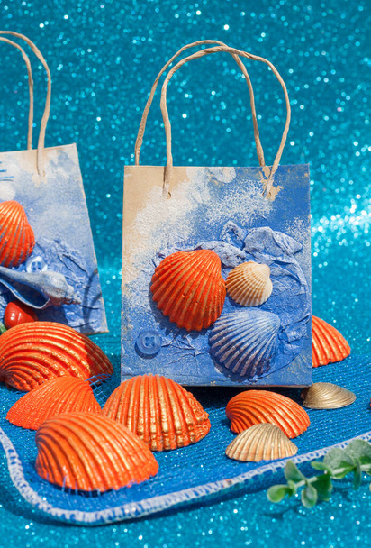 Plaj temalı bir çanta. Deniz kabuğu kolajı. Kullanılan malzemelerle yapılan el işi. - Fotoğraf, Görsel