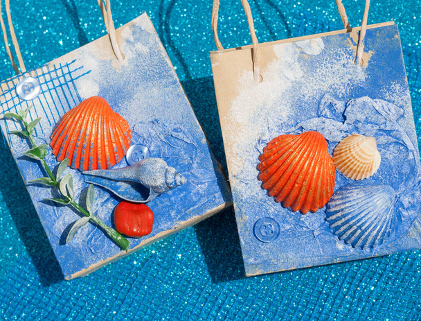 bolso decorado con un tema de playa. collage de concha de almeja. Artesanía hecha con material reutilizado
. - Foto, imagen