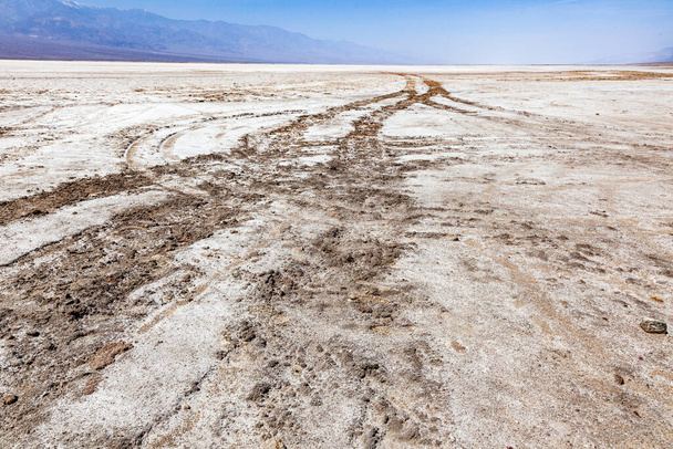 Ölüm Vadisi, Doğu Kaliforniya 'da Mojave Çölü' nün kuzeyinde Büyük Havza Çölü 'ne yakın bir çöl vadisidir. Ortadoğu ve Sahra çölleri ile birlikte dünyanın en sıcak yerlerinden biridir.. - Fotoğraf, Görsel