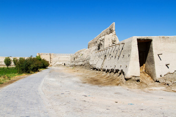 Alte Stadtmauern von Buchara, Usbekistan. Zentralasien. An der Seidenstraße gelegen, war die Stadt lange Zeit ein Zentrum für Handel, Wissenschaft, Kultur und Religion. - Foto, Bild