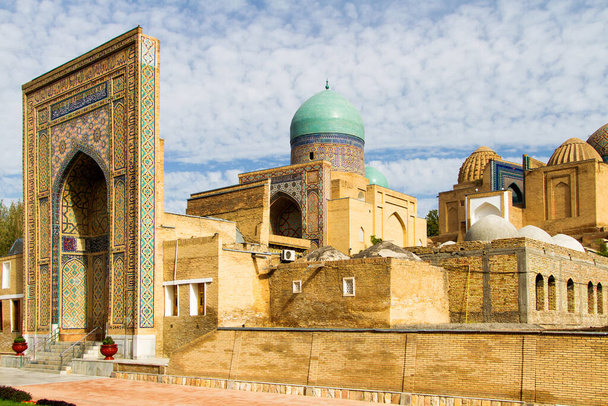 SAMARKAND, UZBEKISTAN - 14 Ağustos 2015: Şah I Zinda anıtı kompleksi, Semerkant, Özbekistan, Orta Asya. UNESCO Dünya Mirası sitesi. Semerkand ipek bir yolda yatıyor.. - Fotoğraf, Görsel