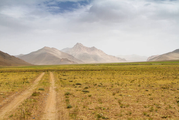 Autostrada Pamir. Jedwabna droga Marco Polo. Prowincja Gorno Badakhsan, Tadżykistan. Azja Środkowa Pamir Highway prowadzi z Kirgistanu do Murghab przez dolinę Wakhan do Khorog (granica afgańska), a następnie do Duszanbe. - Zdjęcie, obraz