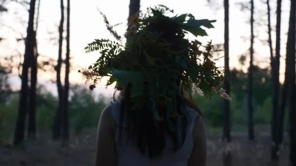 Close-up Woman in White Dress with Wreath in Evening Forest. Slow motion 60 FPS - Filmagem, Vídeo