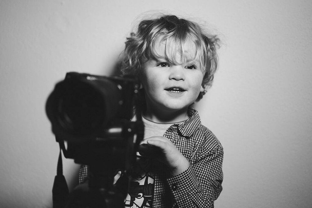 Malý chlapec učí s fotoaparátem - Fotografie, Obrázek