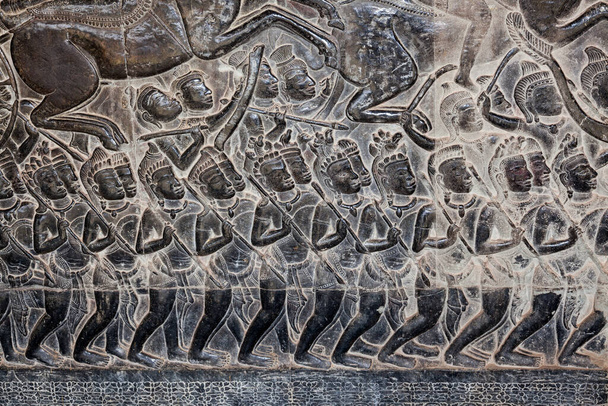 bajorrelieves en las paredes de la galería exterior en Angkor Wat (mediados del siglo XII) la agitación del océano de leche o batallas entre devas y asuras. En Angkor Wat, la pared de la galería externa está cubierta con unos 12.000 o 13.000 metros cuadrados
  - Foto, imagen