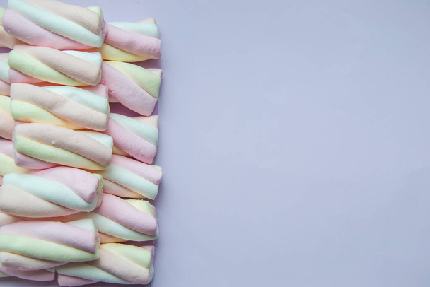 Marshmallow in pastel shades on left side - Foto, afbeelding