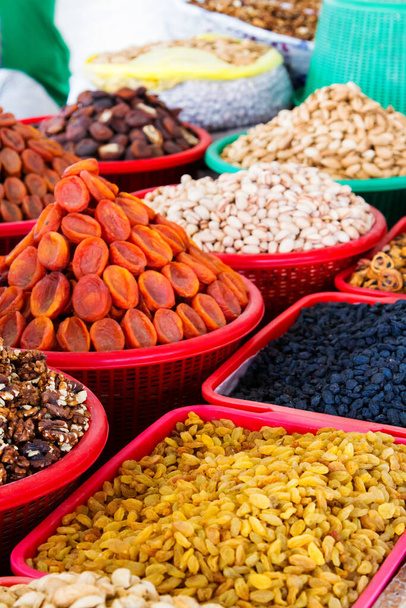 Αποξηραμένα φρούτα και ξηροί καρποί στην αγορά του Ουζμπεκιστάν, Σαμαρκάνδη, Ουζμπεκιστάν - Φωτογραφία, εικόνα