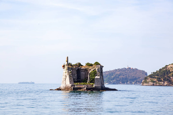 Lerici is een stad aan de Italiaanse Rivièra aan de kust van de Golf van La Spezia, Het is bekend als de plaats waar de dichter Percy Byron Shelley verdronken. Een van de belangrijkste bezienswaardigheden van Lerici is het kasteel dat sinds zijn eerste oprichting in 1152 - Foto, afbeelding