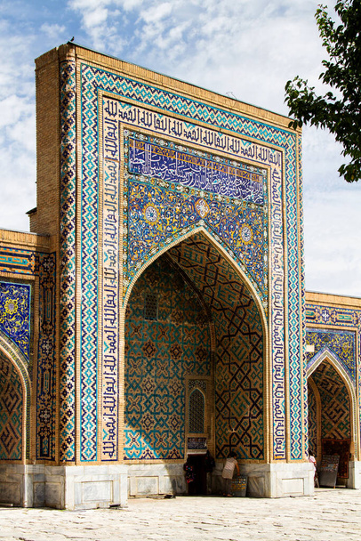 Tilya Kori Madrasah, Registan, Semerkant, Özbekistan, Orta Asya. Semerkand antik İpek Yolu üzerindeki şehirlerden biridir.. - Fotoğraf, Görsel
