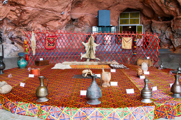 OSH, Kirgizië - 17 juli 2015. Silk Way Hall interieur van Suleiman Mountain Cave, Centraal-Azië. Het is nog steeds de enige UNESCO World Heritage Site in het land. - Foto, afbeelding