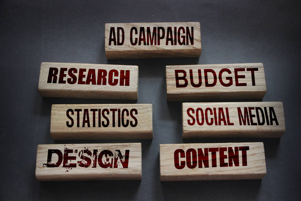 AD CAMPAIGN kutatási költségvetési statisztika szociális média design conctent words on wooden blocks. Marketing reklám koncepció. - Fotó, kép
