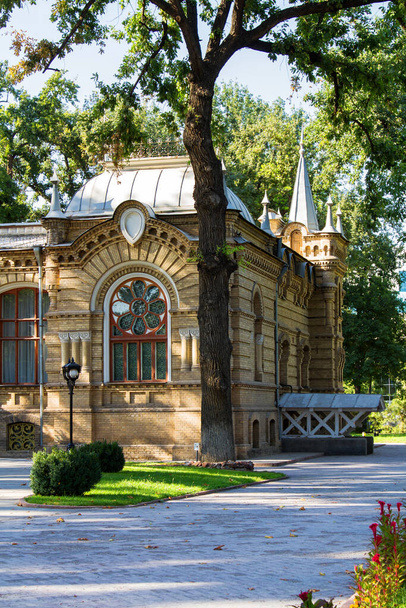 TASHKENT, UZBEKISTAN - sierpień 10, 2015: Pałac Wielkiego Księcia Mikołaja Konstantynowicza Romanowa w Taszkencie, Uzbekistan, Azja Środkowa - Zdjęcie, obraz
