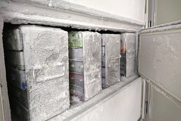 Лабораторный морозильник для хранения изолированного патогена при сверхнизкой температуре. - Фото, изображение