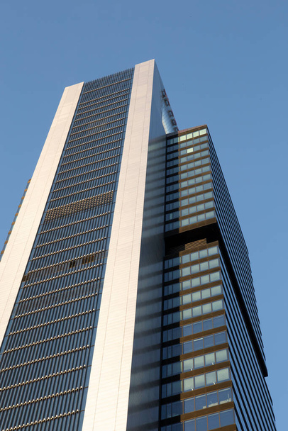 alto business building giornata di sole - Foto, immagini
