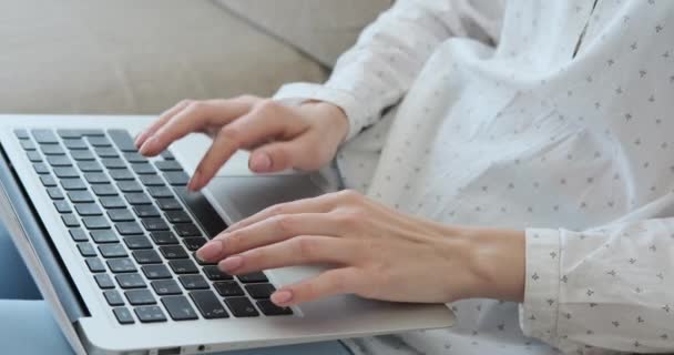 Γυναίκα που χρησιμοποιεί φορητό υπολογιστή στο σπίτι - Πλάνα, βίντεο