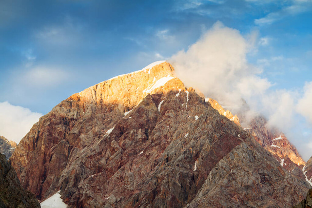 Paisagem montanhosa das montanhas dos fãs no verão, Tajiquistão, Ásia Central
 - Foto, Imagem