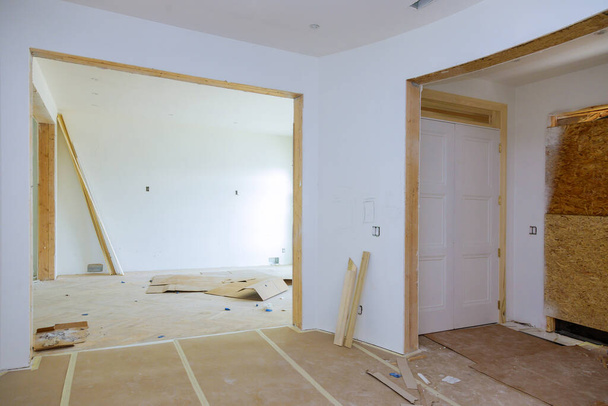 Construcción industria de la construcción nueva casa construcción interior drywall cinta un nuevo hogar antes de instalar - Foto, Imagen