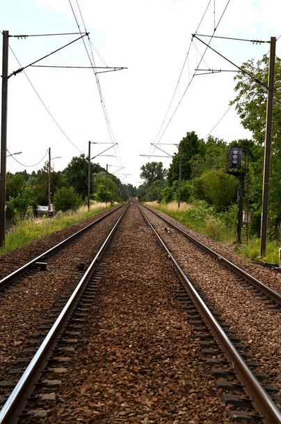 Chemins de fer à la campagne proche de Paris Format portrait - Photo, image