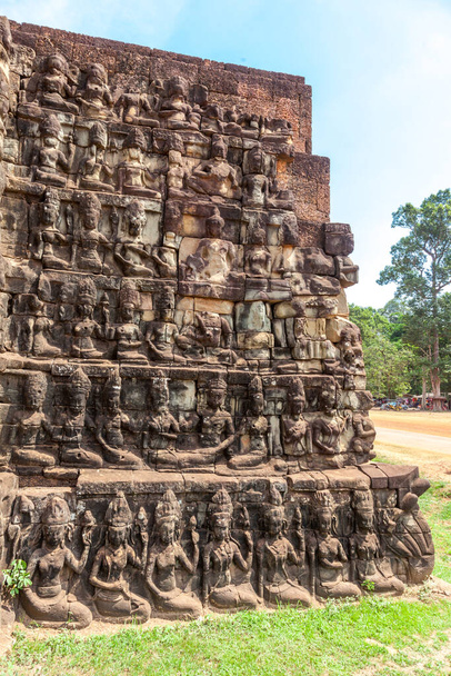 Fillerin Terası, Kamboçya 'daki harabe bir tapınak kompleksi olan Angkor Thom' un bir parçasıdır. Teras Angkor 'un akrabası gJayavarman VII tarafından zaferle dönen ordusunu görmek için bir platform olarak kullanıldı..  - Fotoğraf, Görsel