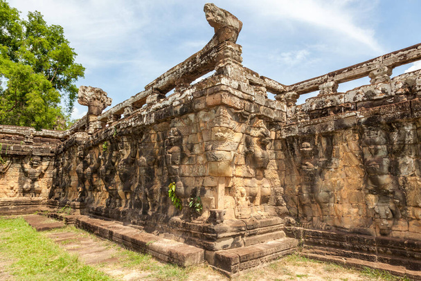 Το Terrace of the Elephants είναι μέρος της περιτειχισμένης πόλης Angkor Thom, ενός ερειπωμένου συγκροτήματος ναών στην Καμπότζη. Η βεράντα χρησιμοποιήθηκε από τους συγγενείς του Angkor gJayavarman VII ως μια πλατφόρμα από την οποία θα δείτε το νικηφόρο στρατό του που επιστρέφει.  - Φωτογραφία, εικόνα