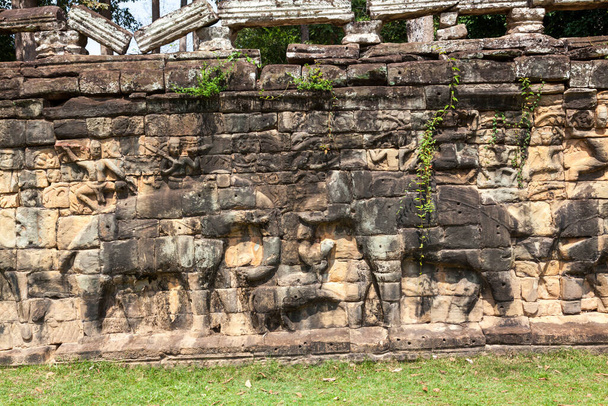 Fillerin Terası, Kamboçya 'daki harabe bir tapınak kompleksi olan Angkor Thom' un bir parçasıdır. Teras Angkor 'un akrabası gJayavarman VII tarafından zaferle dönen ordusunu görmek için bir platform olarak kullanıldı..  - Fotoğraf, Görsel