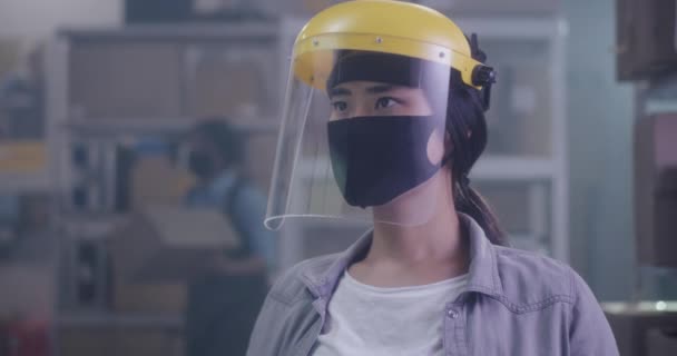 Γυναίκα που φοράει προστατευτικό εξοπλισμό στην αποθήκη - Πλάνα, βίντεο