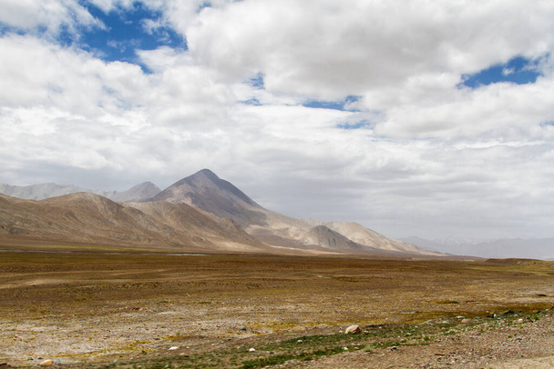 Autostrada Pamir. Jedwabna droga Marco Polo. Prowincja Gorno Badakhsan, Tadżykistan. Azja Środkowa Pamir Highway prowadzi z Kirgistanu do Murghab przez dolinę Wakhan do Khorog (granica afgańska), a następnie do Duszanbe. - Zdjęcie, obraz