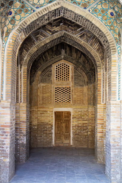 アラビア語のアーチがブハラのマドラサにある。ウズベキスタン、中央アジア。ブハラは古代シルクロードの都市であった。. - 写真・画像