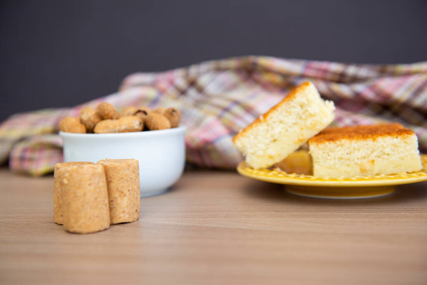 Типові партійні страви на дерев'яному столі: кукурудзяний торт, арахісові горіхи, арахісові цукерки та належний де-леш. Копіювати простір. Вибірковий фокус
. - Фото, зображення