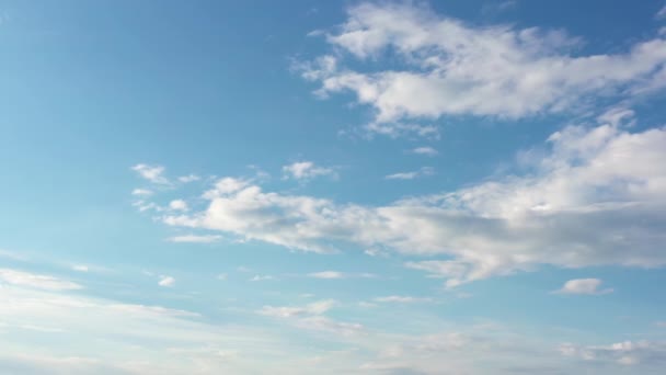 Schöner blauer bewölkter Himmel in luftiger Höhe. Luftaufnahme der Atmosphäre durch Drohnen - Filmmaterial, Video