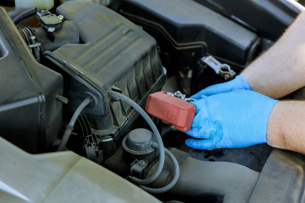 Manos de la batería de reemplazo de trabajo mecánico de automóviles en el servicio de reparación de automóviles
. - Foto, Imagen