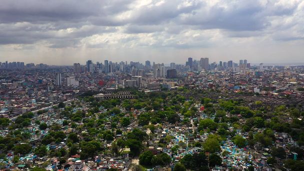 Stadt Manila, die Hauptstadt der Philippinen mit modernen Gebäuden. Luftbild. - Foto, Bild