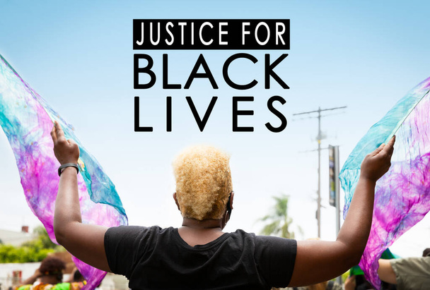 Manifestantes sostienen pancartas en protesta o mitin de vidas negras
 - Foto, Imagen