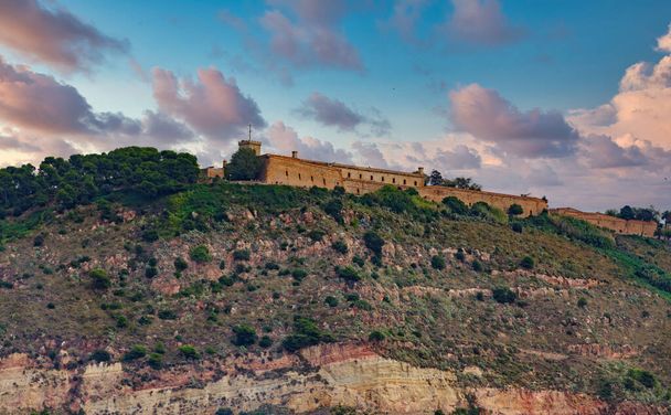スペインの上の古い砦｜港を見下ろす - 写真・画像
