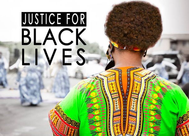 Mujer negra manifestante vestida con ropa africana en la manifestación
 - Foto, imagen