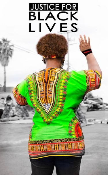 Siyahi kadın protestocu, mitingde Afrika kıyafeti giyiyor. - Fotoğraf, Görsel