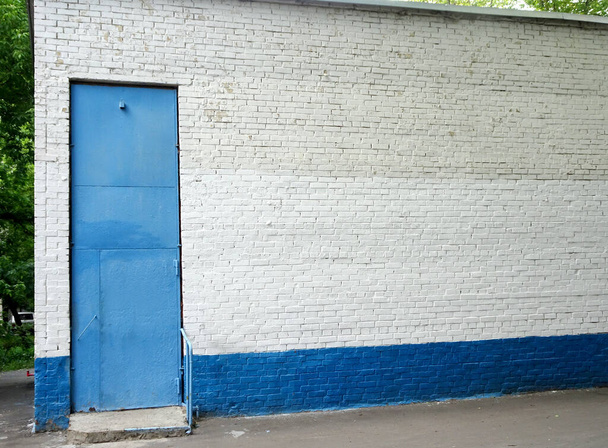 Beyaz tuğlalı duvardaki mavi kapı, kopyala lütfen. Yüksek kalite fotoğraf - Fotoğraf, Görsel