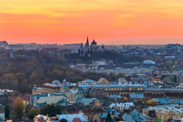 Αεροφωτογραφία της παλιάς πόλης του Lviv στην Ουκρανία κατά το ηλιοβασίλεμα. Στο αστικό τοπίο του Ιβοβ. Θέα από τον πύργο του Lviv δημαρχείο - Φωτογραφία, εικόνα